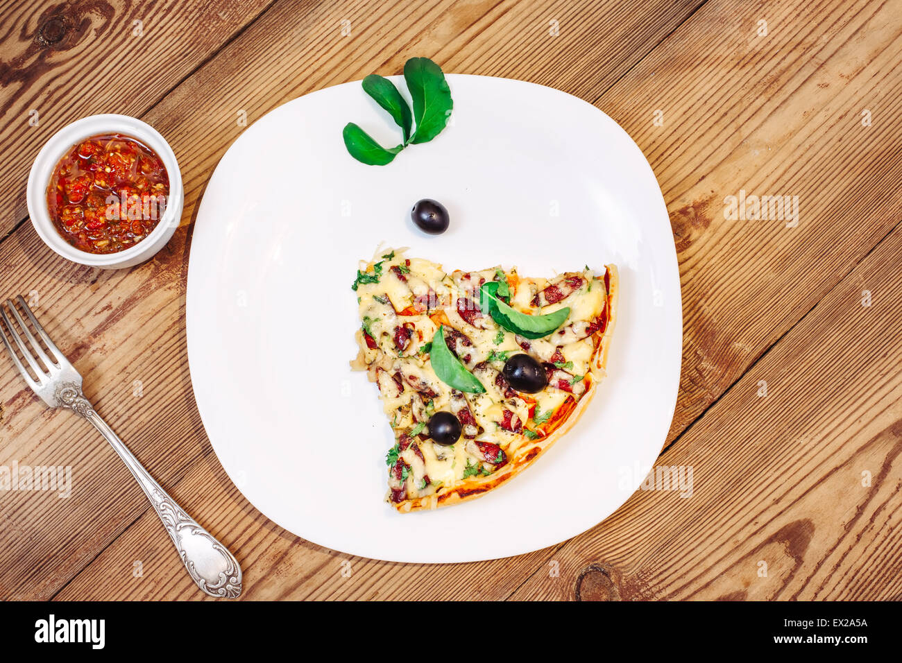 Pizza sauce maison en bois fourche olives fond plateau de fromages haut Banque D'Images