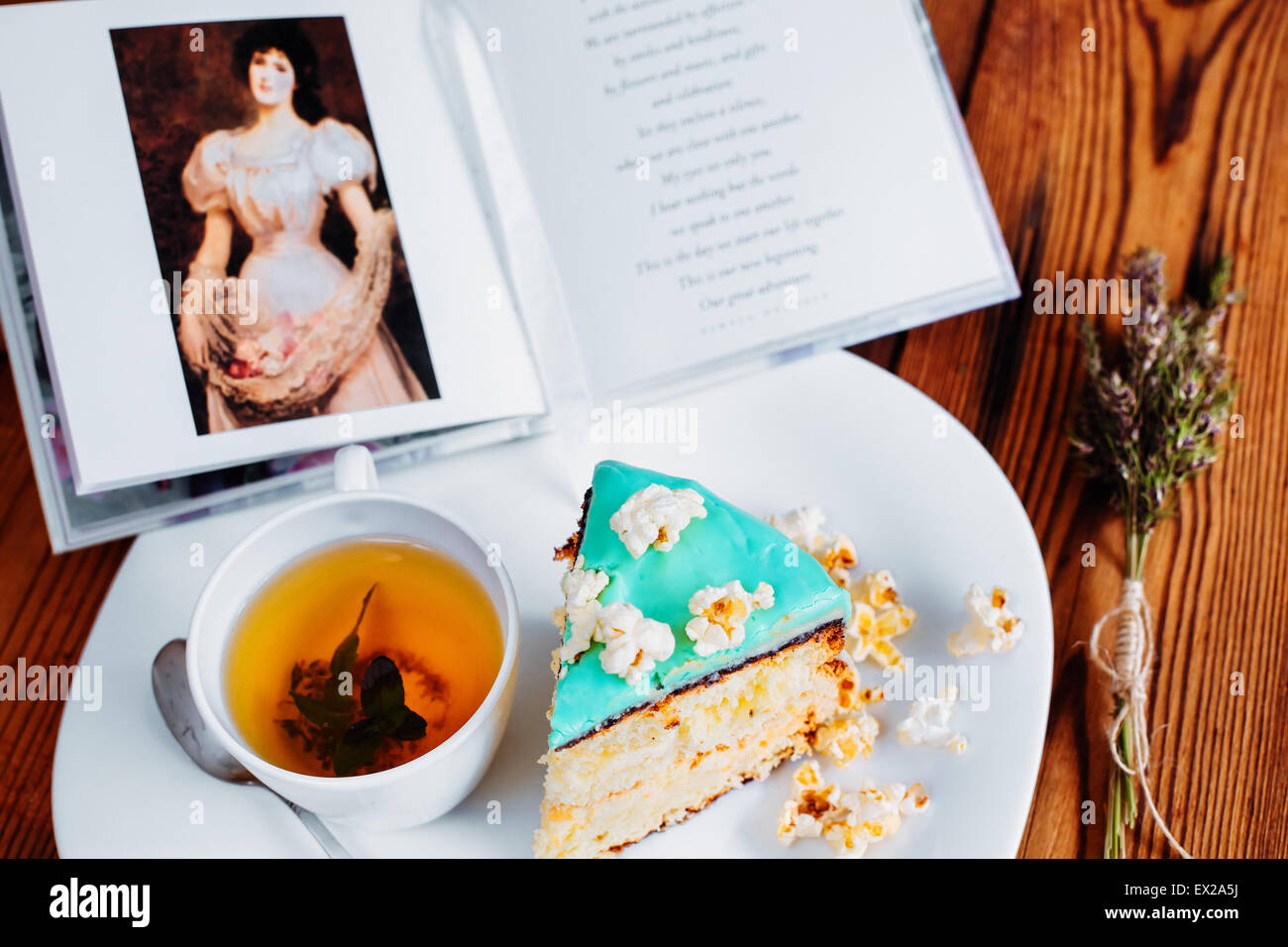Herbes de thé avec gâteau et réservez turquoise popcorn Banque D'Images