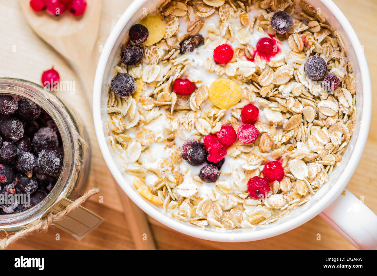 Bol de muesli avec un réfrigérateur avec groseille rouge et noir top view Banque D'Images