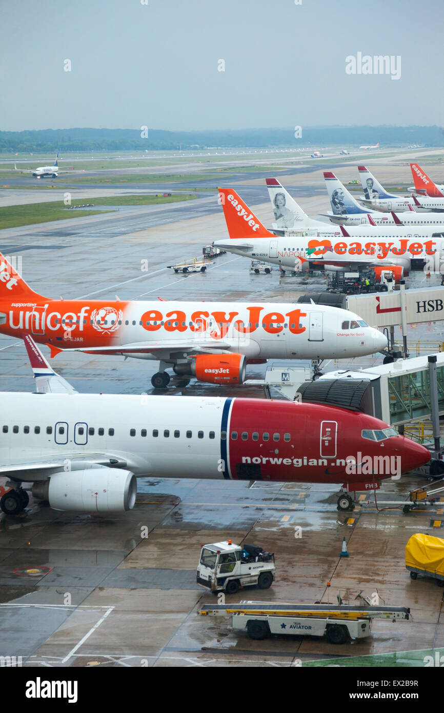 Les avions alignés sur le tarmac de l'aéroport de Gatwick, Londres, Angleterre Banque D'Images