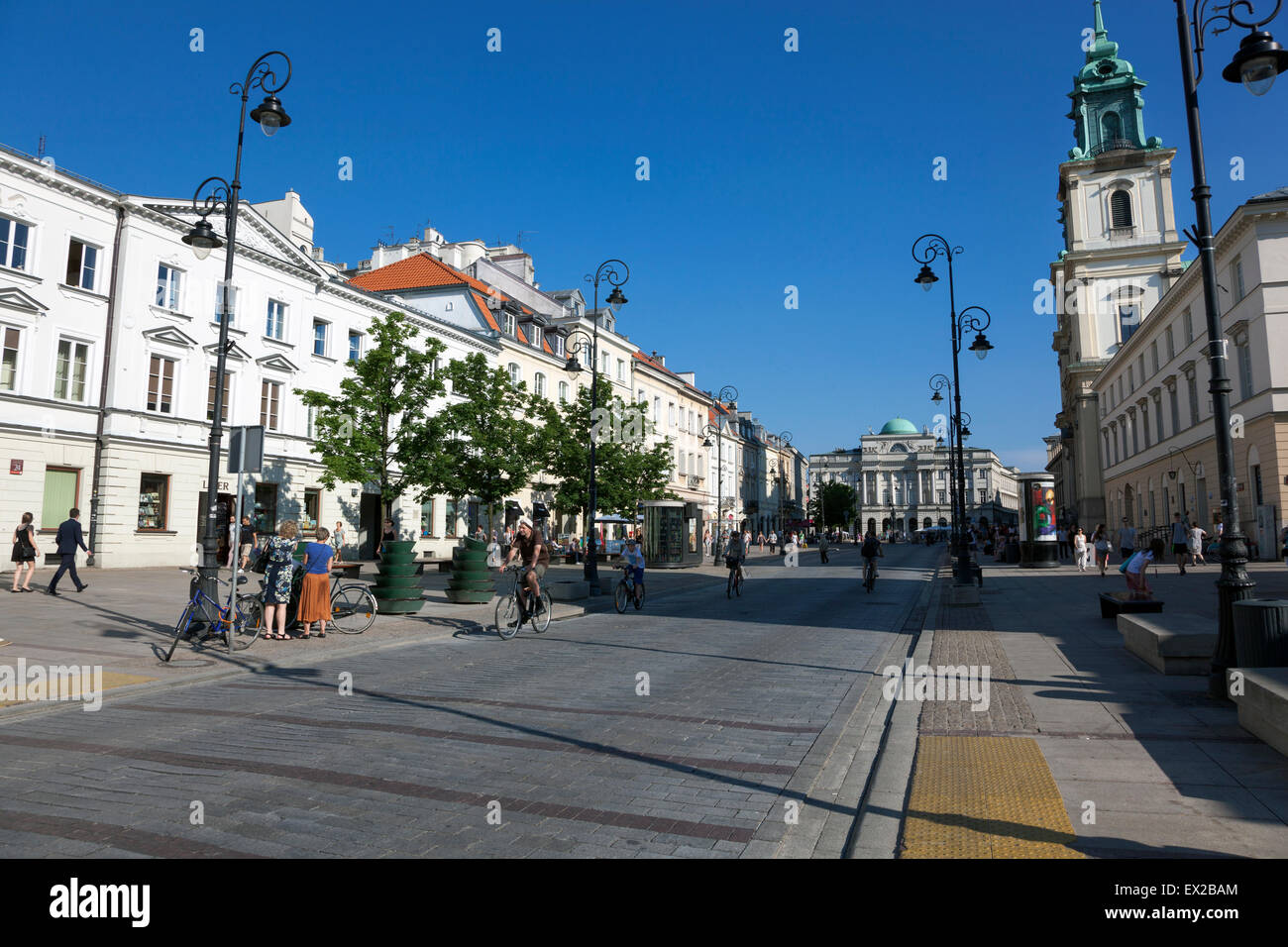 La rue Nowy Swiat menant à la vieille ville est l'une des principales attractions touristiques à Varsovie, Pologne Banque D'Images