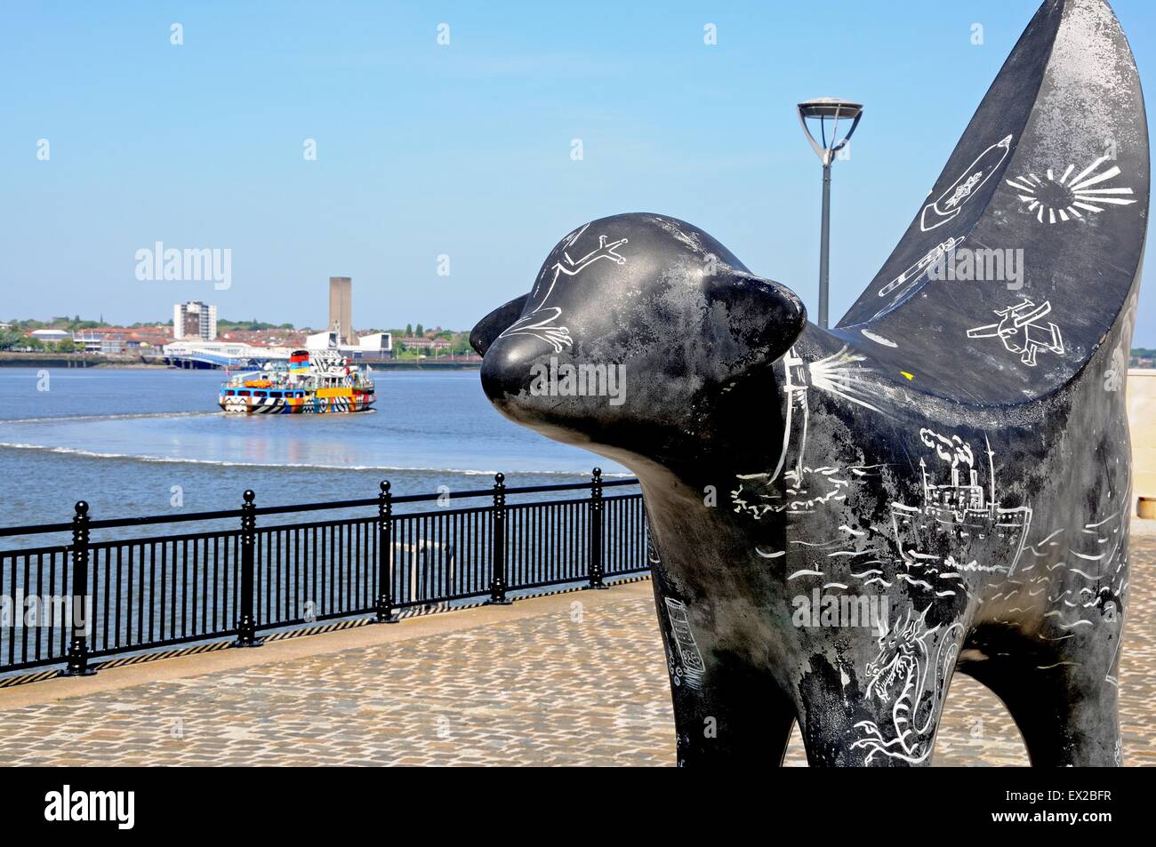 Superlambanana le long du quai de Pier Head avec un ferry à l'arrière, Liverpool, Merseyside, England, UK, Europe de l'Ouest. Banque D'Images