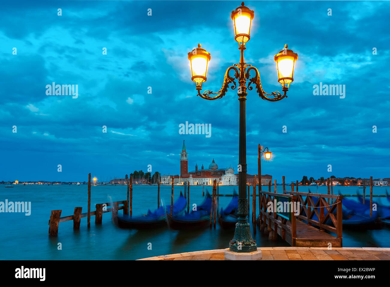 Gondoles au crépuscule dans la lagune de Venise, Italie Banque D'Images