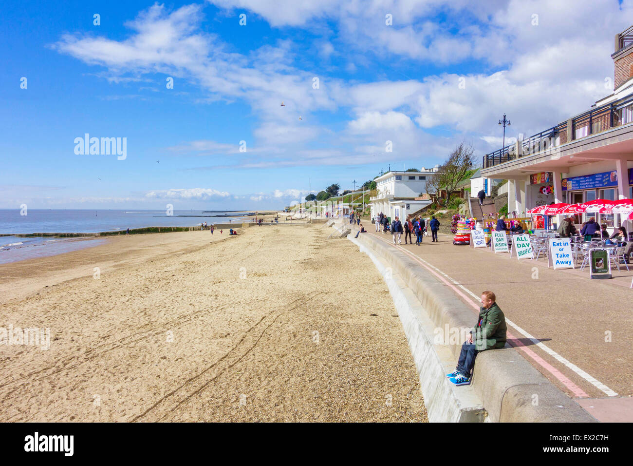 Profitant du soleil d'avril le long de la promenade de Clacton On Sea Essex UK Banque D'Images