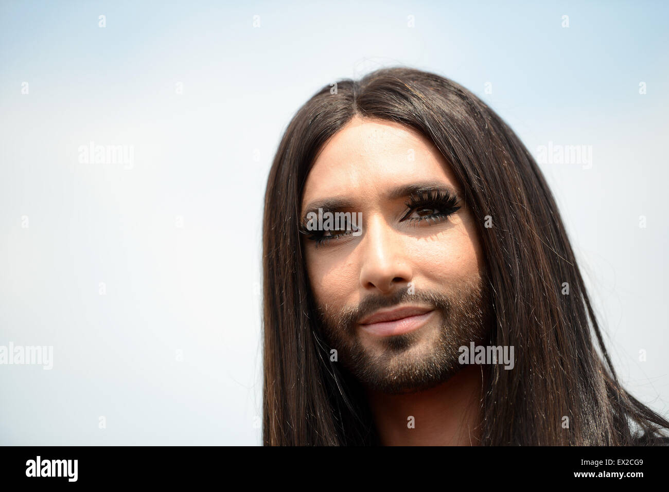 Cologne, Allemagne. 05 juillet, 2015. Gagnant de l'Eurovision, Conchita Wurst, participe à la Gay Pride de Cologne à Cologne, Allemagne, 05 juillet 2015. 137 groupes de participer au défilé qui s'exécute sous la devise 'Vielfalt : lehren, lernen, leben'. La diversité : enseigner, apprendre, vivre). Photo : CAROLINE SEIDEL/dpa/Alamy Live News Banque D'Images