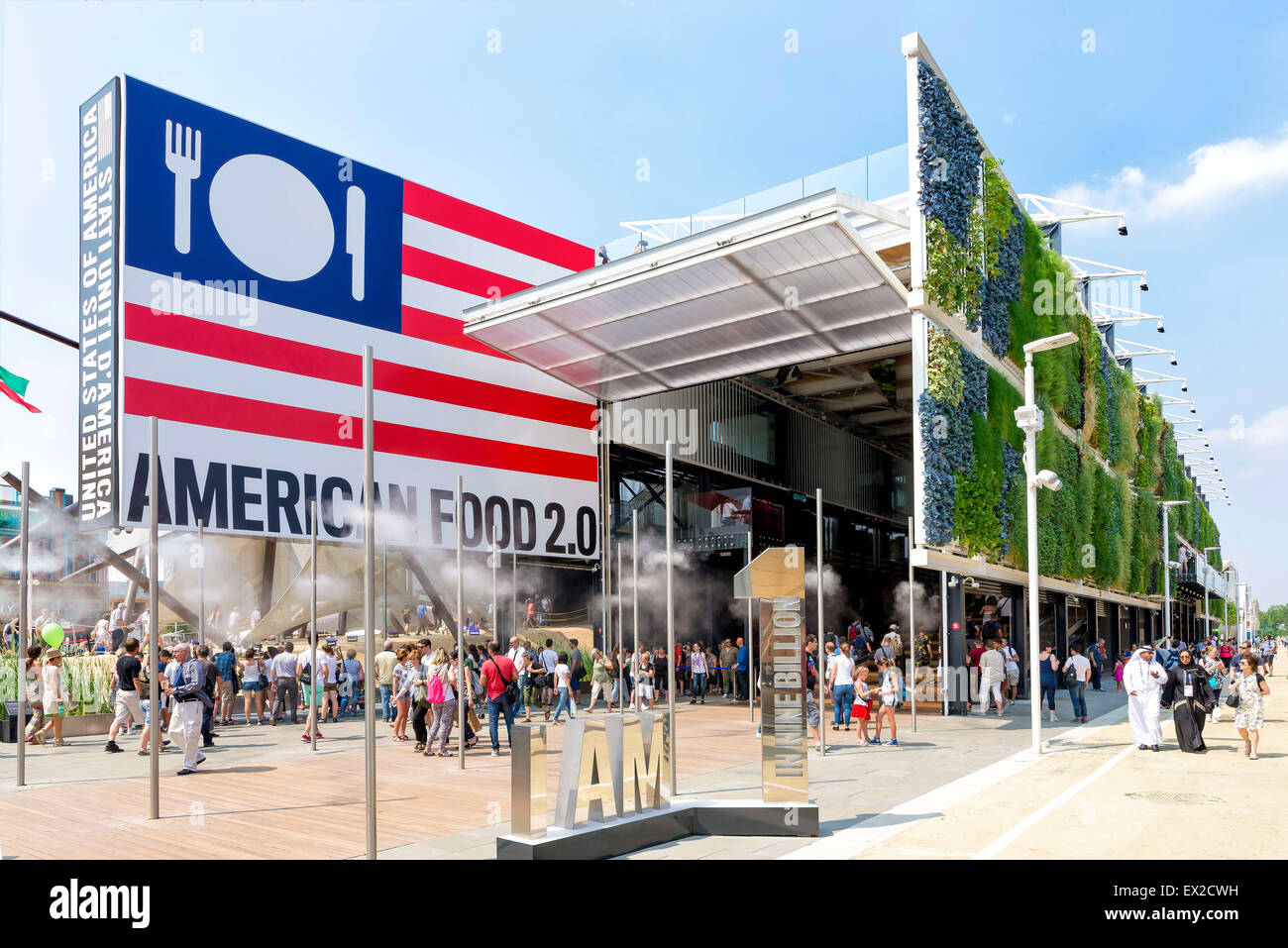 MILAN, ITALIE - Le 6 juin 2015 : personnes visitent le pavillon des États-Unis à l'Expo 2015, exposition universelle sur le thème de la nourriture Banque D'Images MILAN, ITALIE - Le 6 juin 2015 : personnes visitent le pavillon des États-Unis à l'Expo 2015, exposition universelle sur le thème de la nourriture Banque D'Images