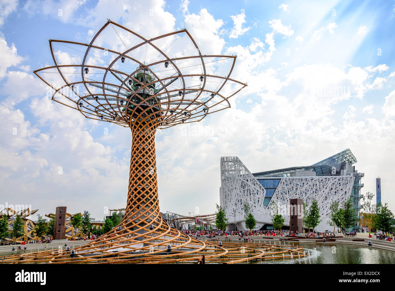 MILAN, ITALIE - Le 6 juin 2015 : Vue de l'arbre de vie et le pavillon italien. L'arbre de vie est le symbole de l'Expo 2015 Banque D'Images