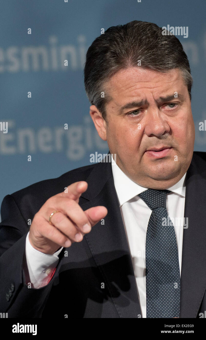 Berlin, Allemagne. 07 juillet, 2015. Sigmar Gabriel, ministre allemand de l'économie fournit une déclaration après l'Engery Sommet à Berlin, Allemagne, 02 juillet 2015. Une réunion de la trois chefs de la coaltition - La Chancelière Merkel, PM Bavarois Seehofer et Gabriel - a eu lieu pour trouver un accord sur le plan ambitieux de l'Allemagne d'abandonner l'énergie nucléaire en 2022 et l'exécution de la moitié environ de son besoin d'énergie à partir de sources renouvelables d'ici 2025. Photo : JOERG CARSTENSEN/dpa/Alamy Live News Banque D'Images