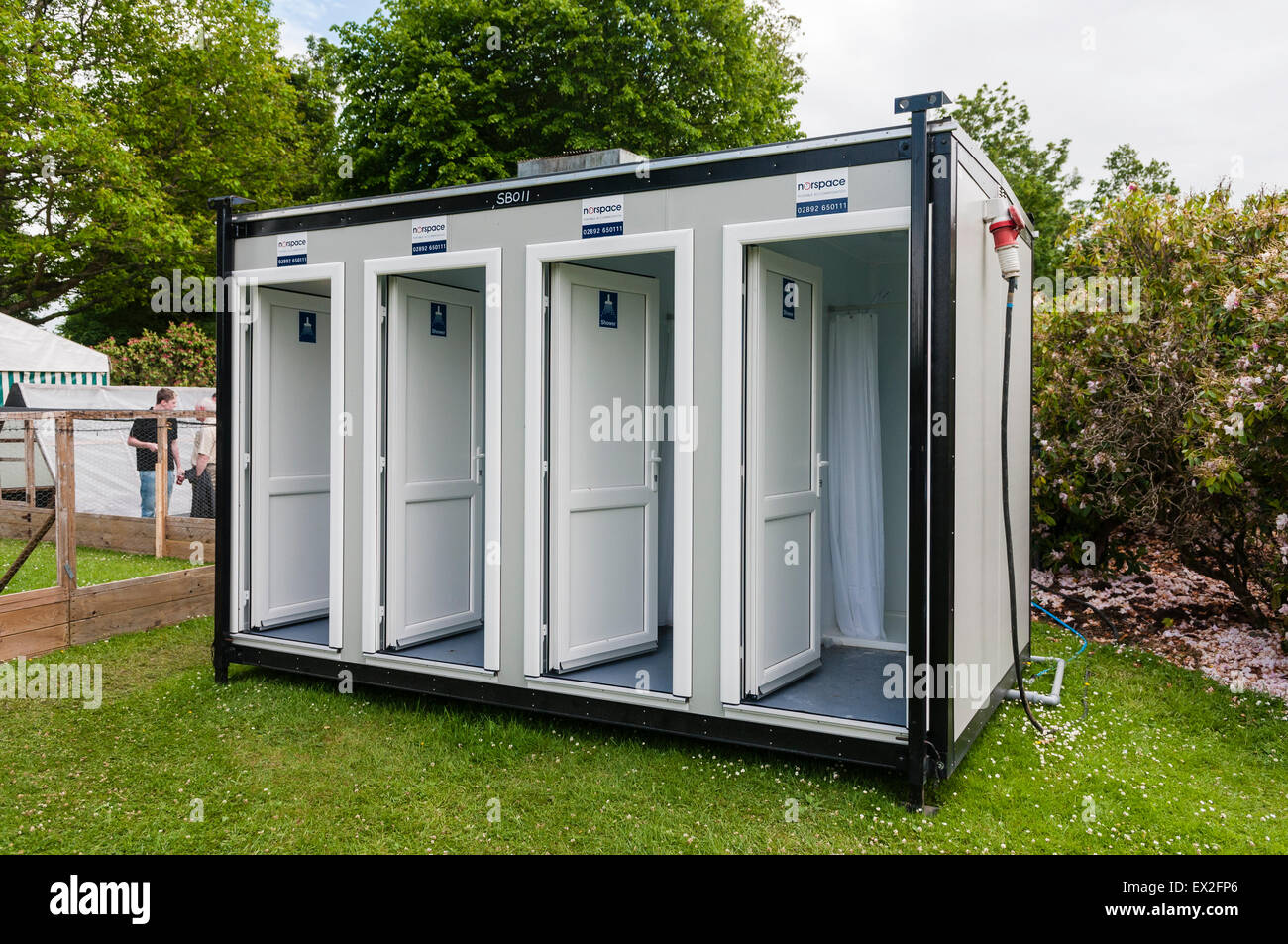 L'unité de douche portable avec 4 douches individuelles. Banque D'Images