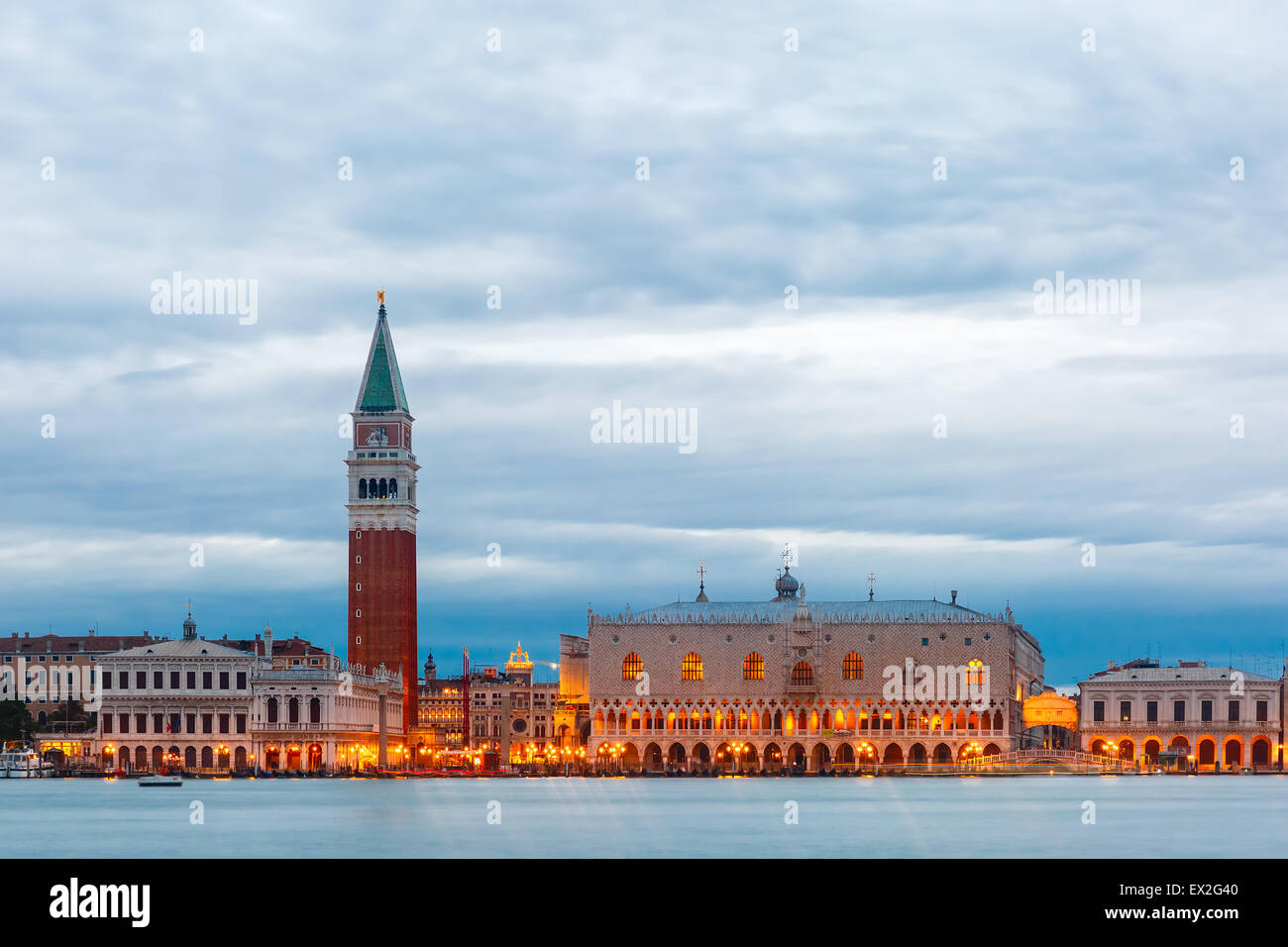 Vue depuis la mer à Venise au soir, Italia Banque D'Images