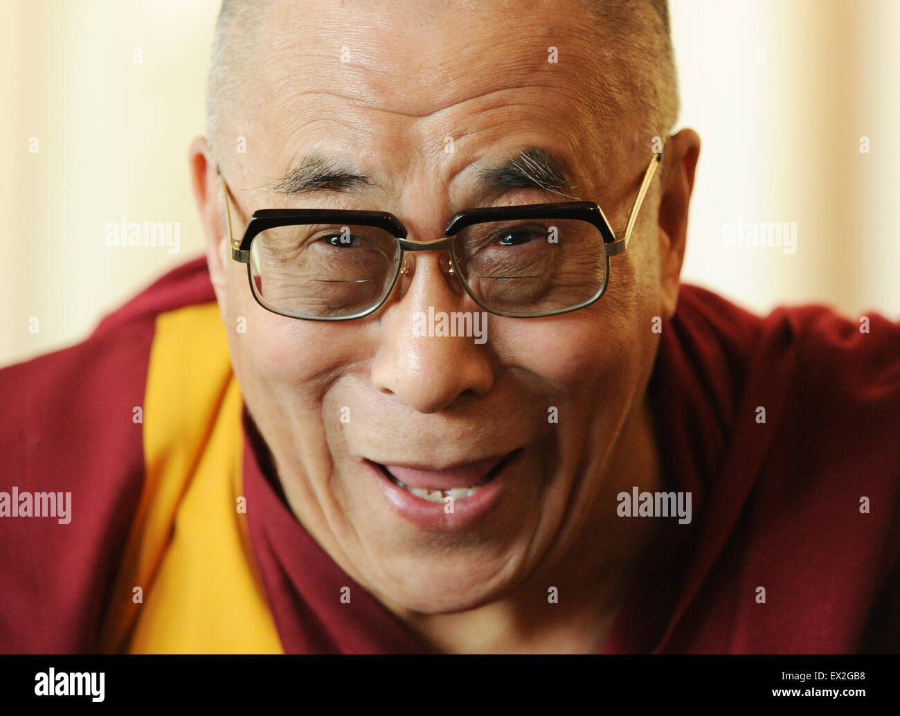 Hambourg, Allemagne. Août 21, 2011. Le chef religieux du peuple tibétain, le dalaï-lama, de sourires pendant une conversation de presse dans le cadre de l'attention internationale Congrès à Hambourg, Allemagne, 21 août 2011. Les visites, lauréat du Prix Nobel de la paix de l'Allemagne pour la cinquième fois sur invitation du Centre tibétain de Hambourg. Photo : Angelika Warmuth/dpa/Alamy Live News Banque D'Images