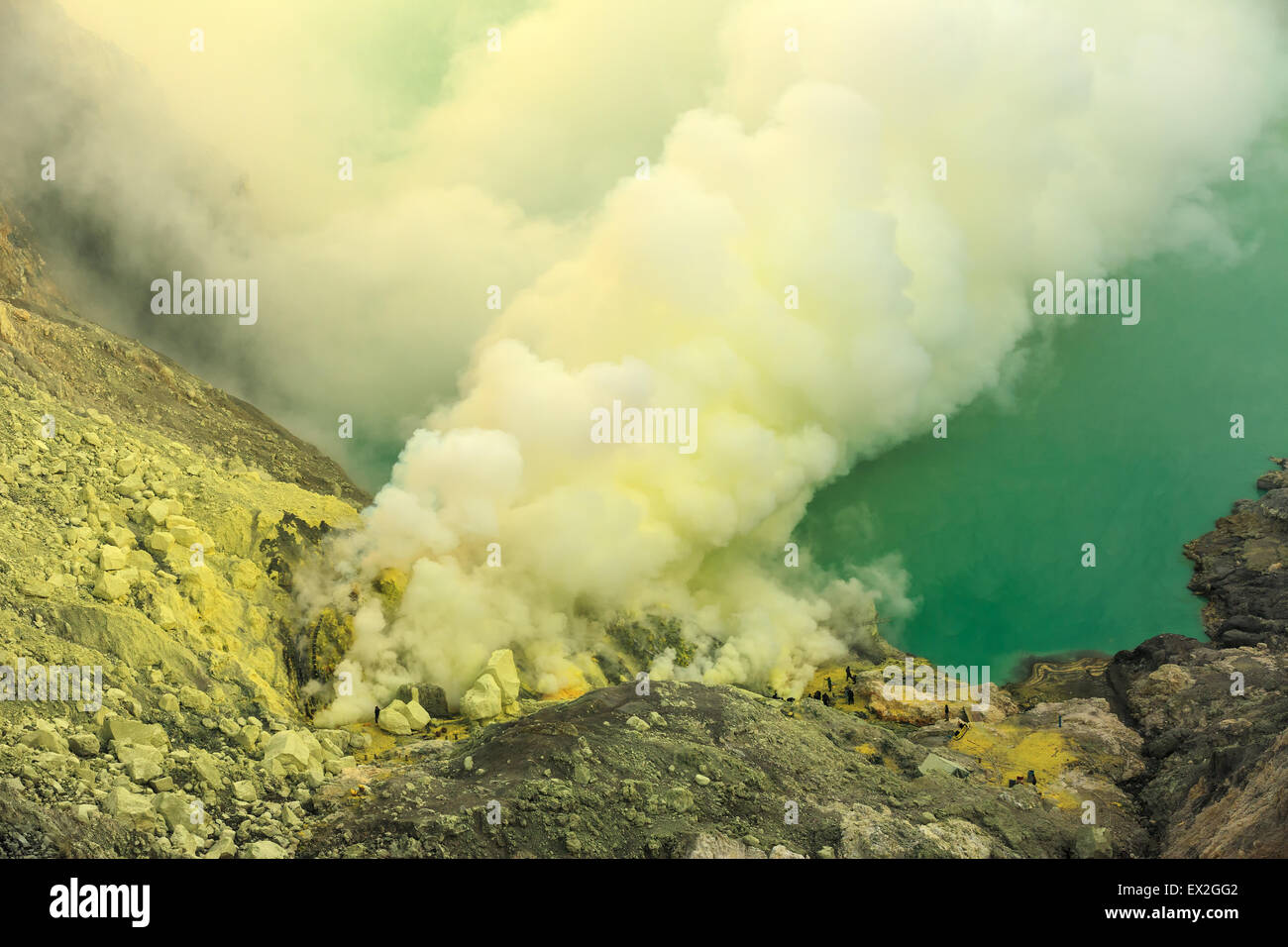 Kawah Ijen Crater Lake volcanique et toxiques des fumées de soufre Banque D'Images