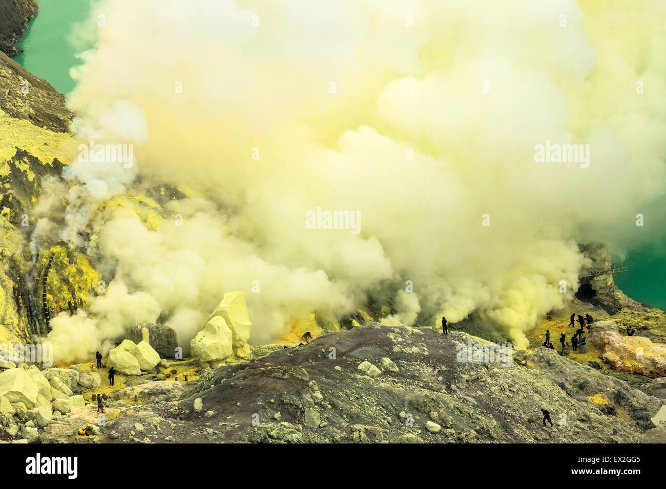 Kawah Ijen Crater Lake volcanique et toxiques des fumées de soufre Banque D'Images