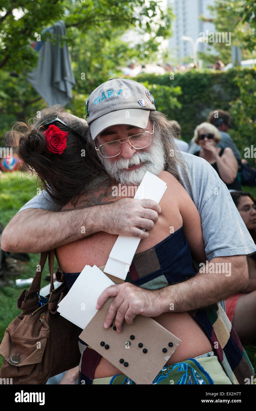 Chicago, Illinois, USA. 4 juillet, 2015. Les amis s'embrassent alors que sur Shakedown rue avant le Grateful Dead's 4e de Juillet 'Fare Thee Well' show. Crédit : Charles Jines/Alamy Live News Banque D'Images