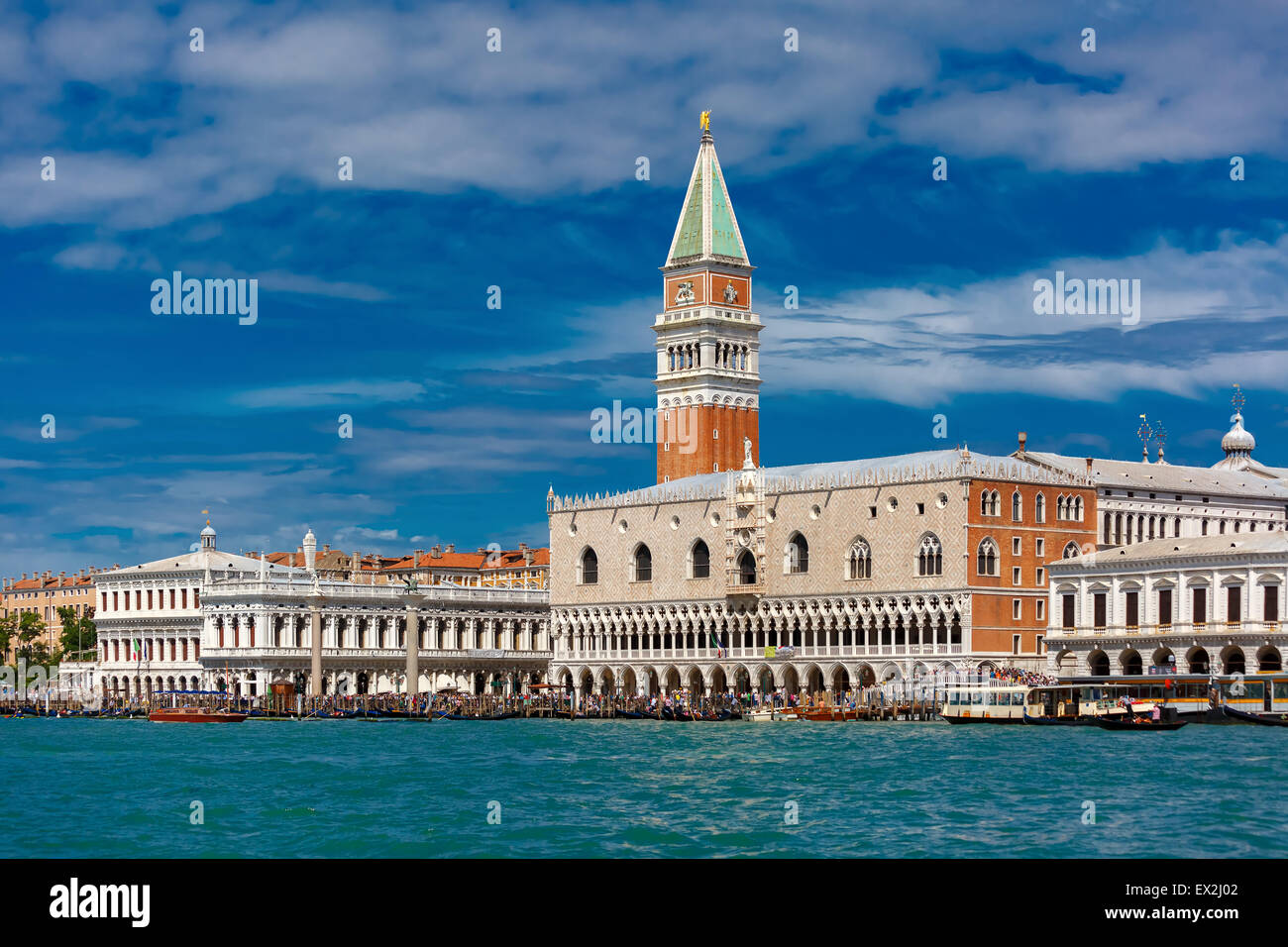 Vue depuis la mer à Venise en journée d'été, Italia Banque D'Images