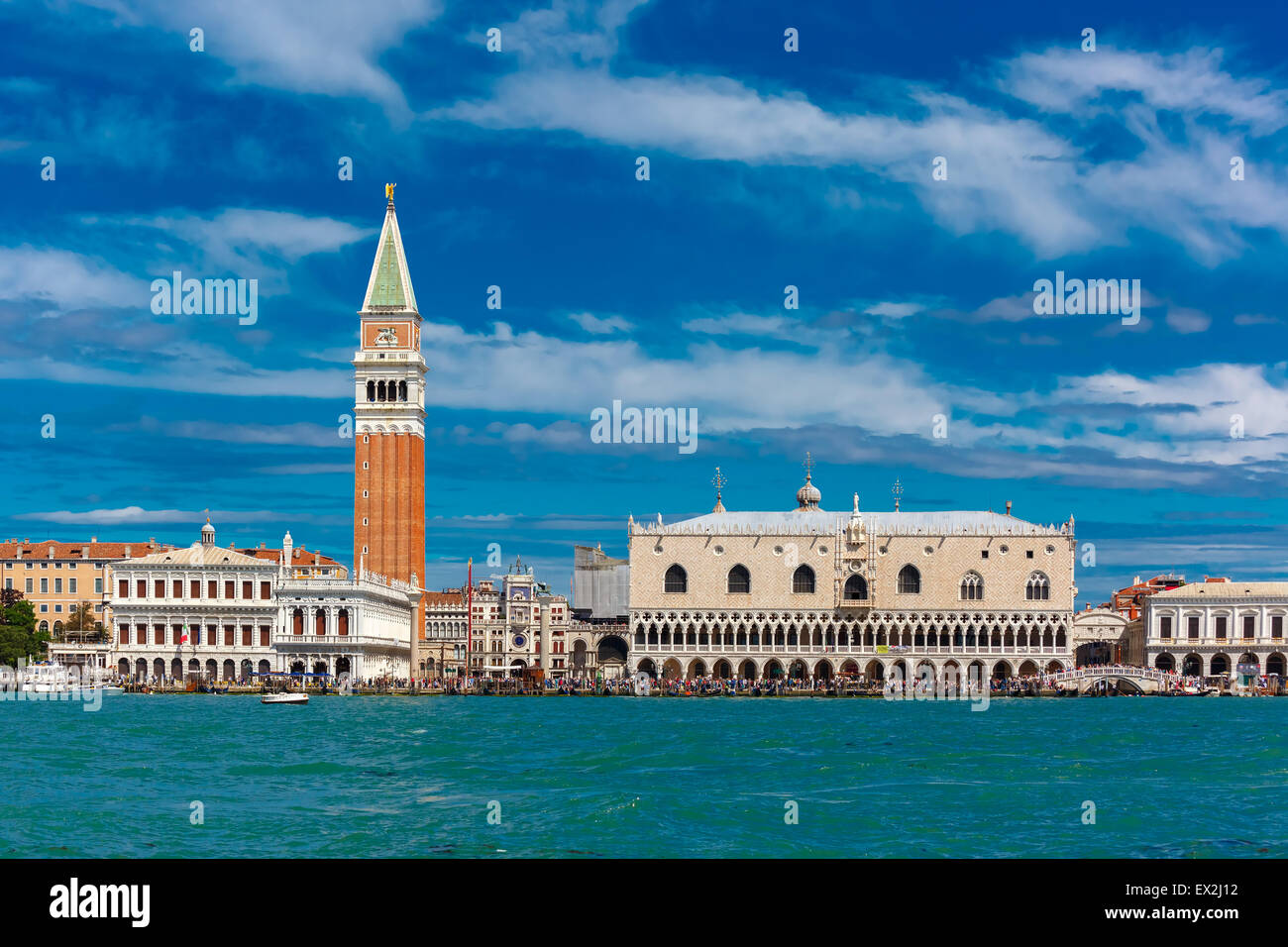 Vue depuis la mer à Venise en journée d'été, Italia Banque D'Images