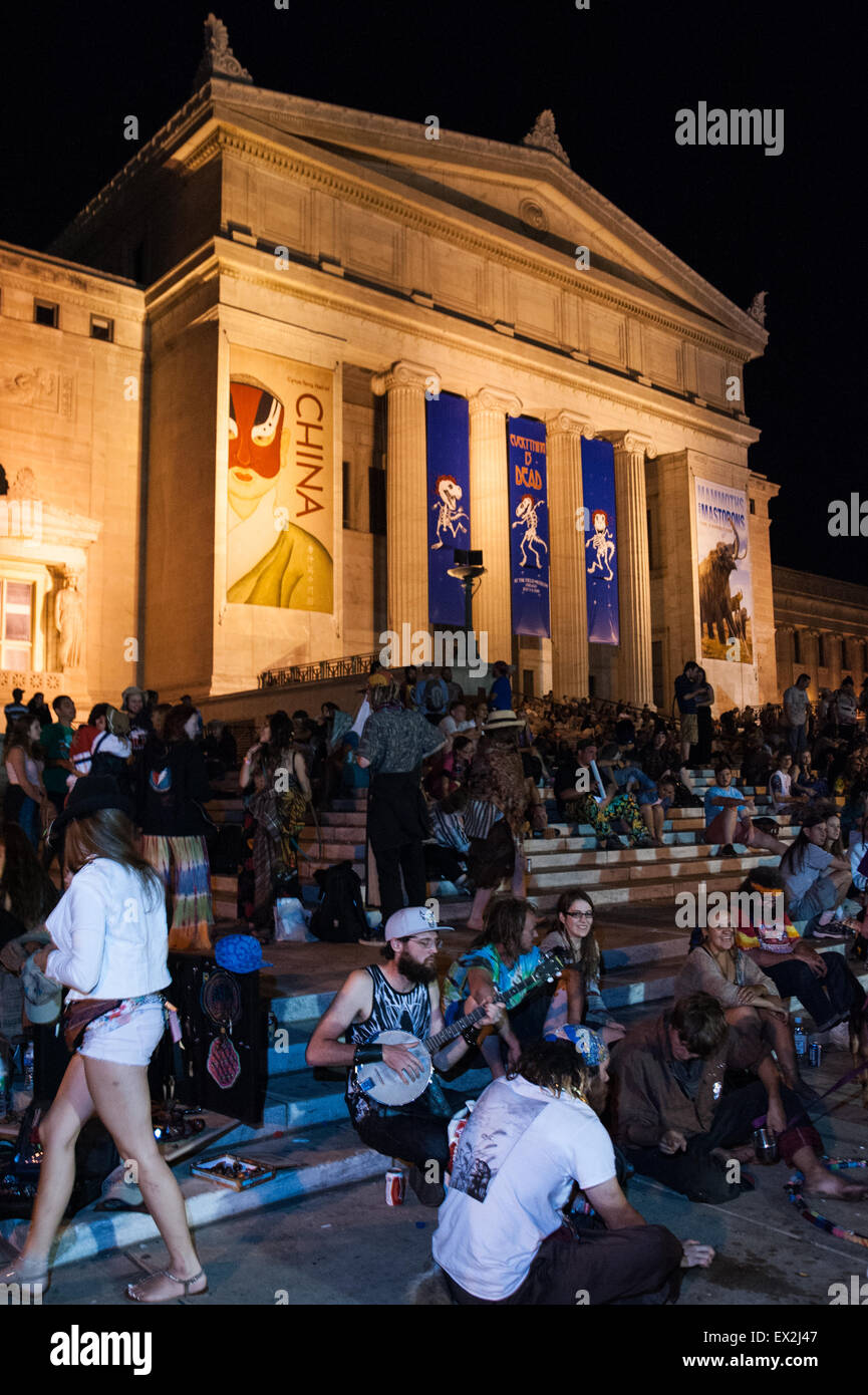Chicago, Illinois, USA. 4 juillet, 2015. Vient buter se rassembler pour célébrer les étapes du Field Museum de Chicago au cours de la 4e du Grateful Dead de juillet 'Fare Thee Well' show. Crédit : Charles Jines/Alamy Live News Banque D'Images