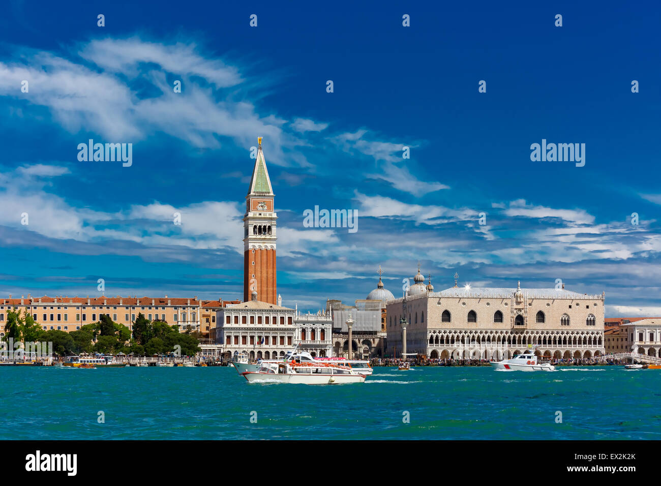 Vue depuis la mer à Venise en journée d'été, Italia Banque D'Images