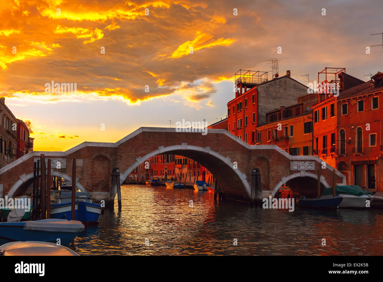 Coucher du soleil sur le canal Cannaregio à Venise, Italie Banque D'Images