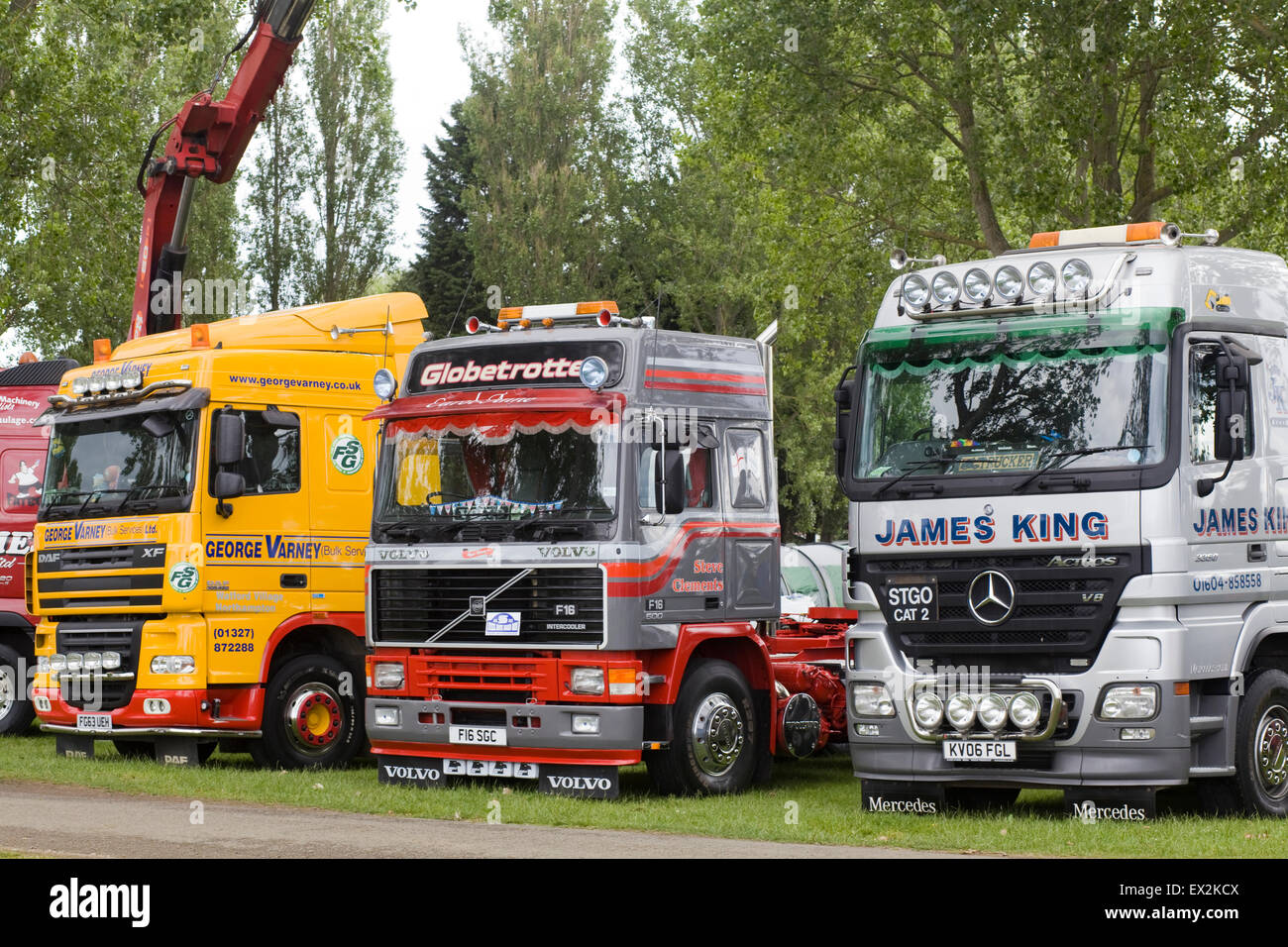 Les cabines de camion garé sous les arbres à un show ground en Angleterre Banque D'Images Les cabines de camion garé sous les arbres à un show ground en Angleterre Banque D'Images