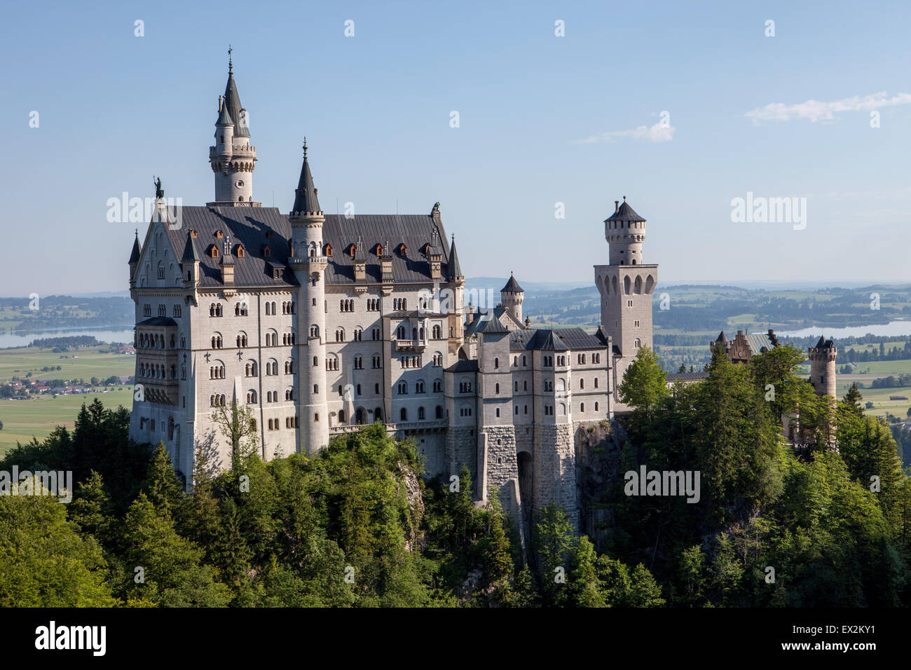 Le château de Neuschwanstein est un palais roman du XIXe siècle situé sur une colline escarpée au-dessus du village de Hohenschwangau, près de Füssen Banque D'Images