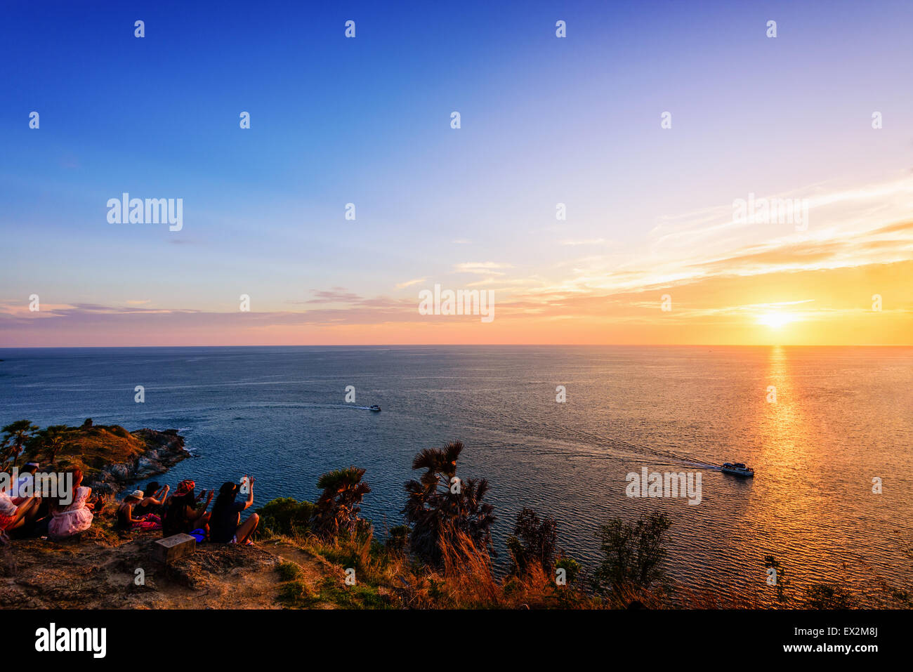 Paysage coloré magnifique coucher de soleil sur l'île et la mer à Laem Phromthep Cape point panoramique est une des attractions célèbres de Phuke Banque D'Images