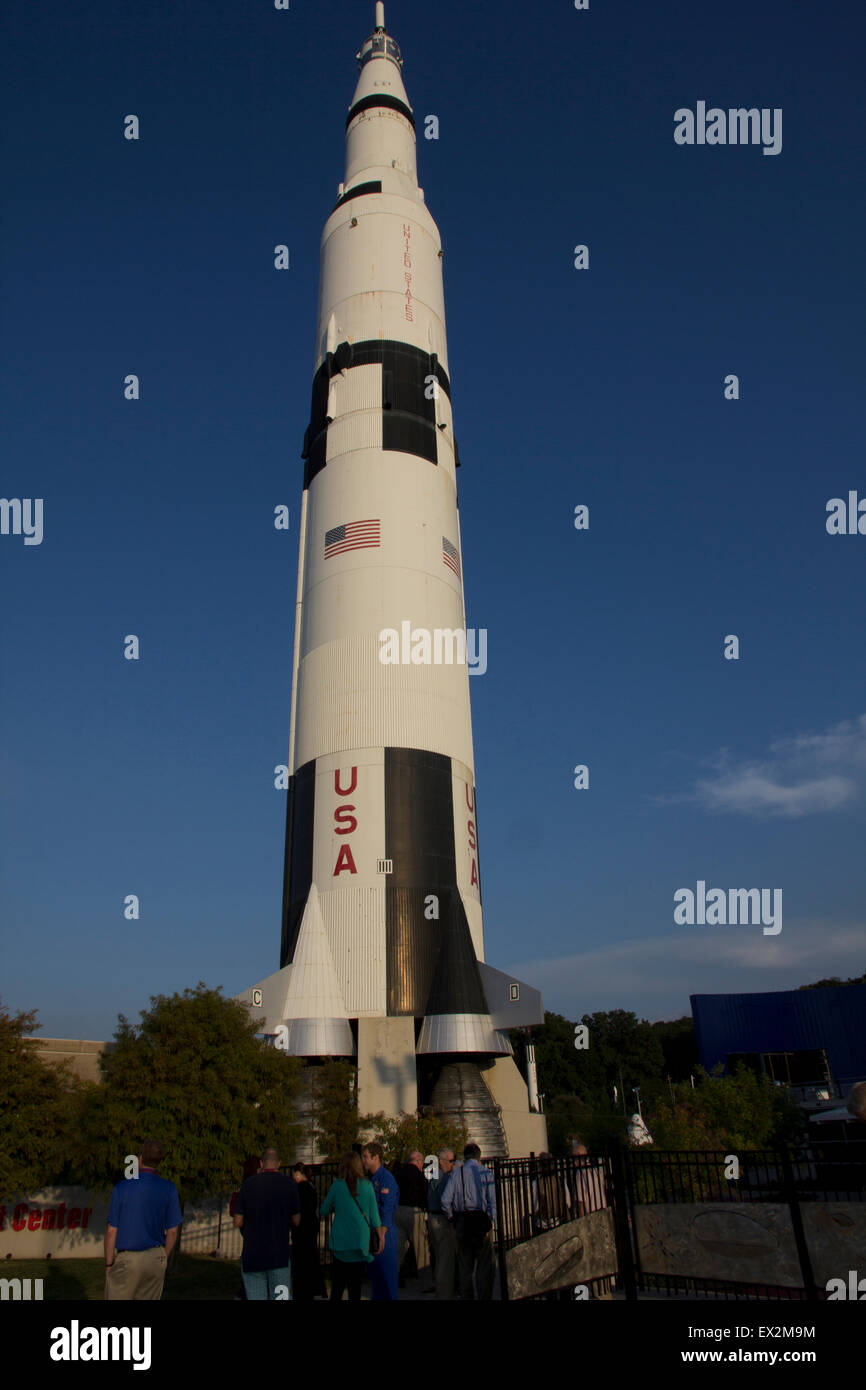 Une réplique de la bête de la NASA fusée Saturn V domine Davidson Centre pour l'exploration spatiale, à Huntsville, AL Banque D'Images