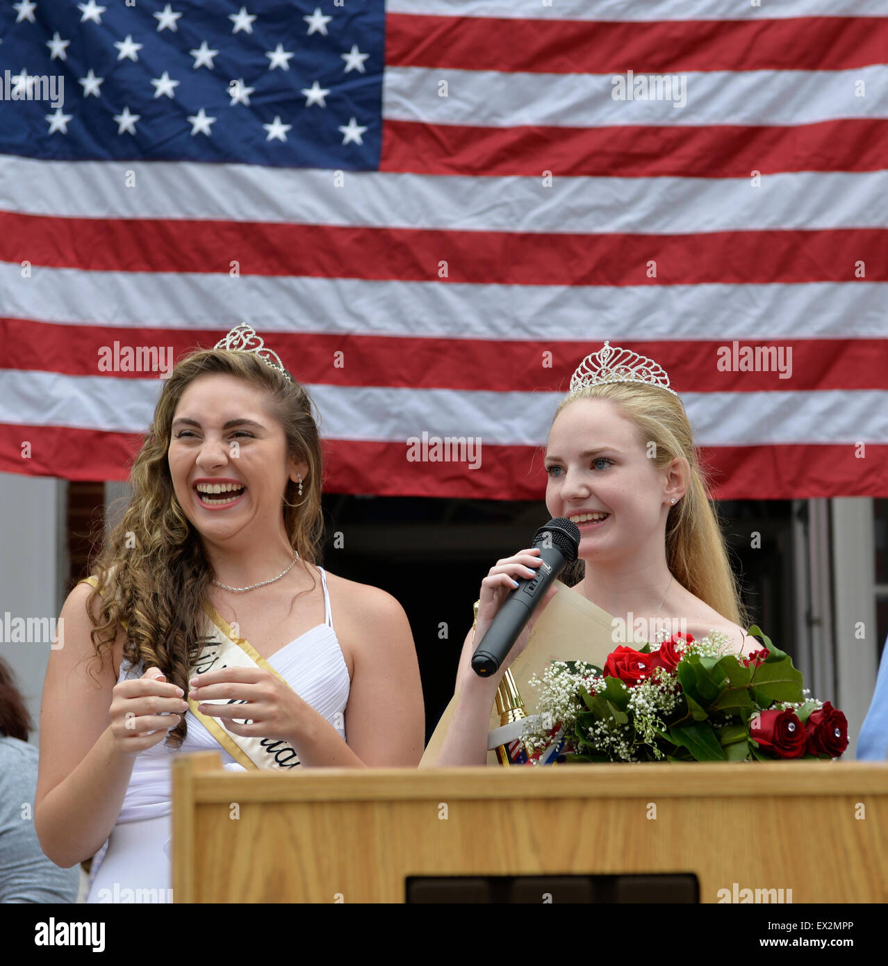 Wantagh, New York, USA. 4e juillet 2015. KAYLA KNIGHT, 2014 Miss Wantagh, sourit à côté de KERI nouvellement couronné BALNIS, Mlle Wantagh, 2015 qui aura la parole à la tribune, lors de la cérémonie de Miss Pageant Wantagh, membre de longue date date de l'indépendance tradition sur Long Island, tenue à Wantagh école après la Parade du 4 juillet. Depuis 1956, le concours de Miss Wantagh, qui n'est pas un concours de beauté, les sociétés d'un élève du secondaire basée principalement sur l'excellence universitaire et le service communautaire. Credit : Ann E Parry/Alamy Live News Banque D'Images