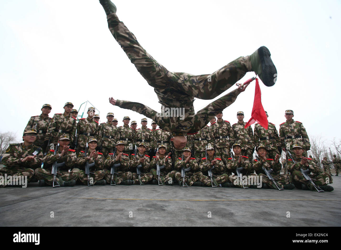 Une recrue de police paramilitaire assiste à une session de formation sur une base militaire à Yinchuan, Ningxia Hui Mar Banque D'Images