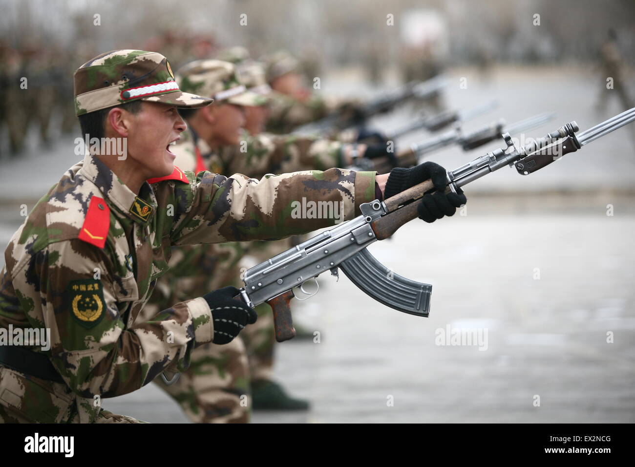 Une recrue de police paramilitaire assiste à une session de formation sur une base militaire à Yinchuan, Ningxia Hui Mar Banque D'Images