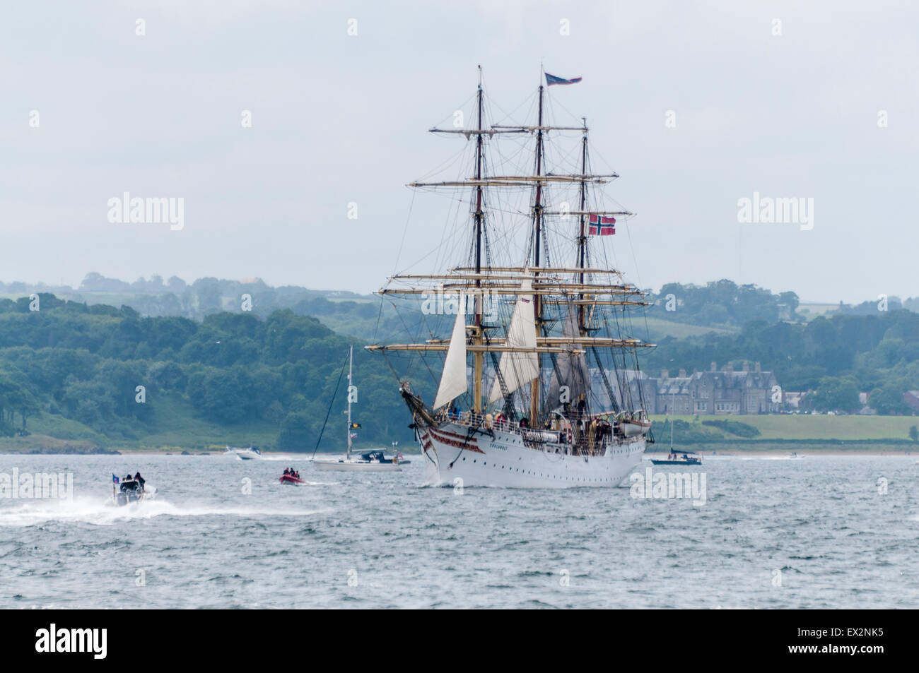 Belfast, Irlande du Nord. 5 juillet, 2015. Le grand voilier Sorlandet quitte Belfast après quatre jours de festivités en route vers la Norvège pour la course. Crédit : Stephen Barnes/Alamy Live News Banque D'Images