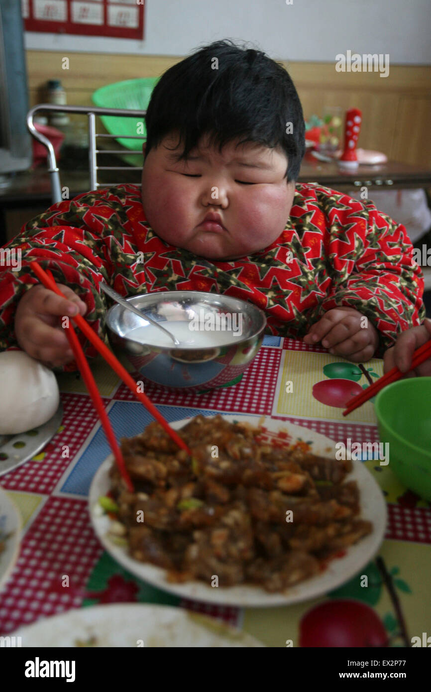 Pang Ya(Chinois signifie grosse fille), une fillette de 2 ans qui pèse 41,5 kg (91,5 livres) a le déjeuner à Yuncheng, Shanx Banque D'Images