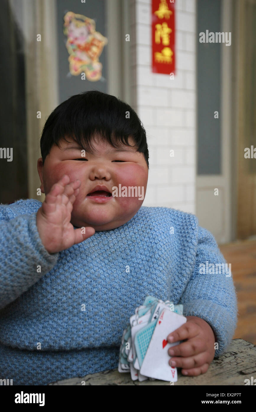 Pang Ya(Chinois signifie grosse fille), une fillette de 2 ans qui pèse 41,5 kg (91,5 livres) est vu à Yuncheng, Shanxi Banque D'Images