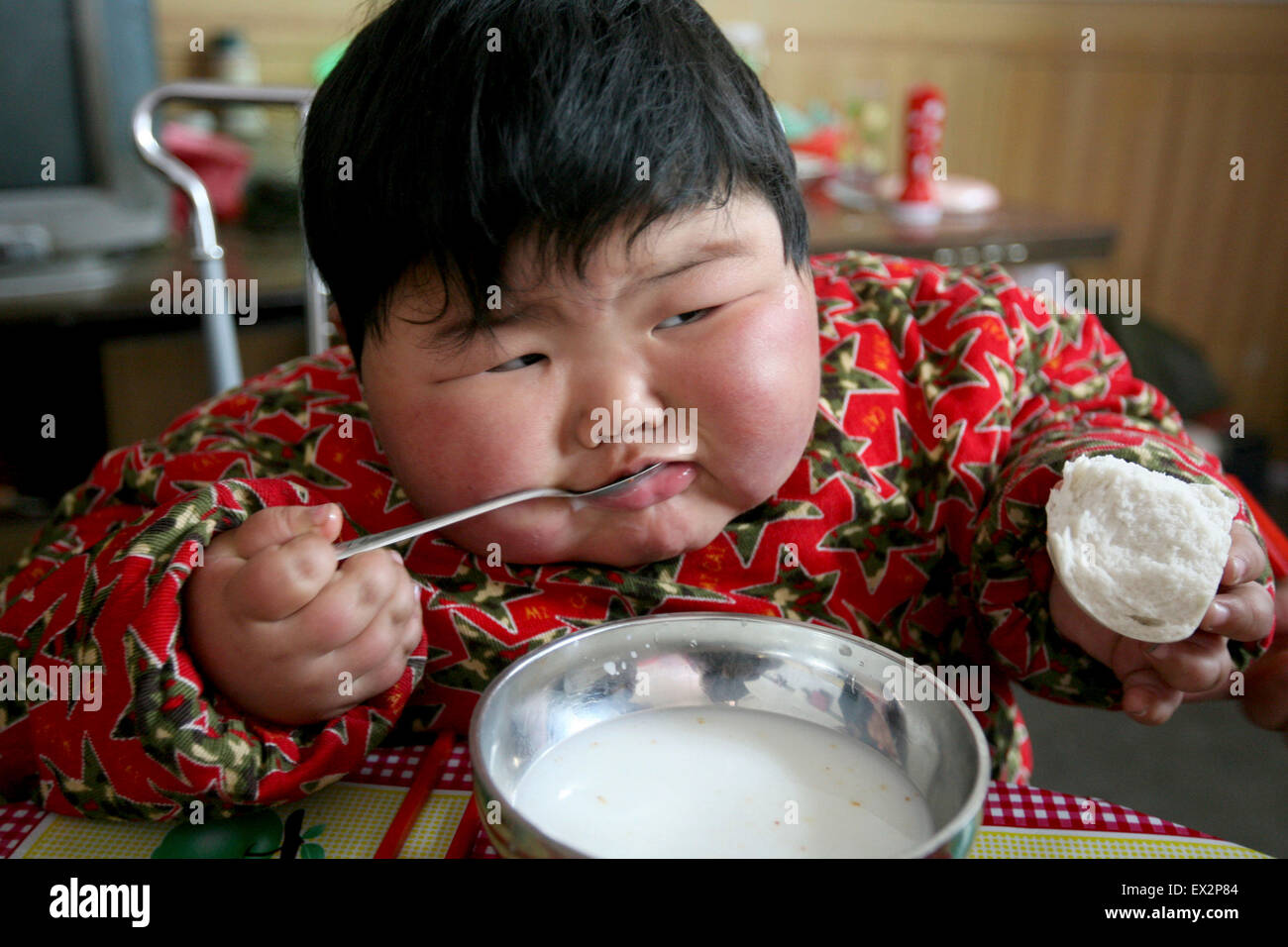 Pang Ya(Chinois signifie grosse fille), une fillette de 2 ans qui pèse 41,5 kg (91,5 livres) a le déjeuner à Yuncheng, Shanx Banque D'Images