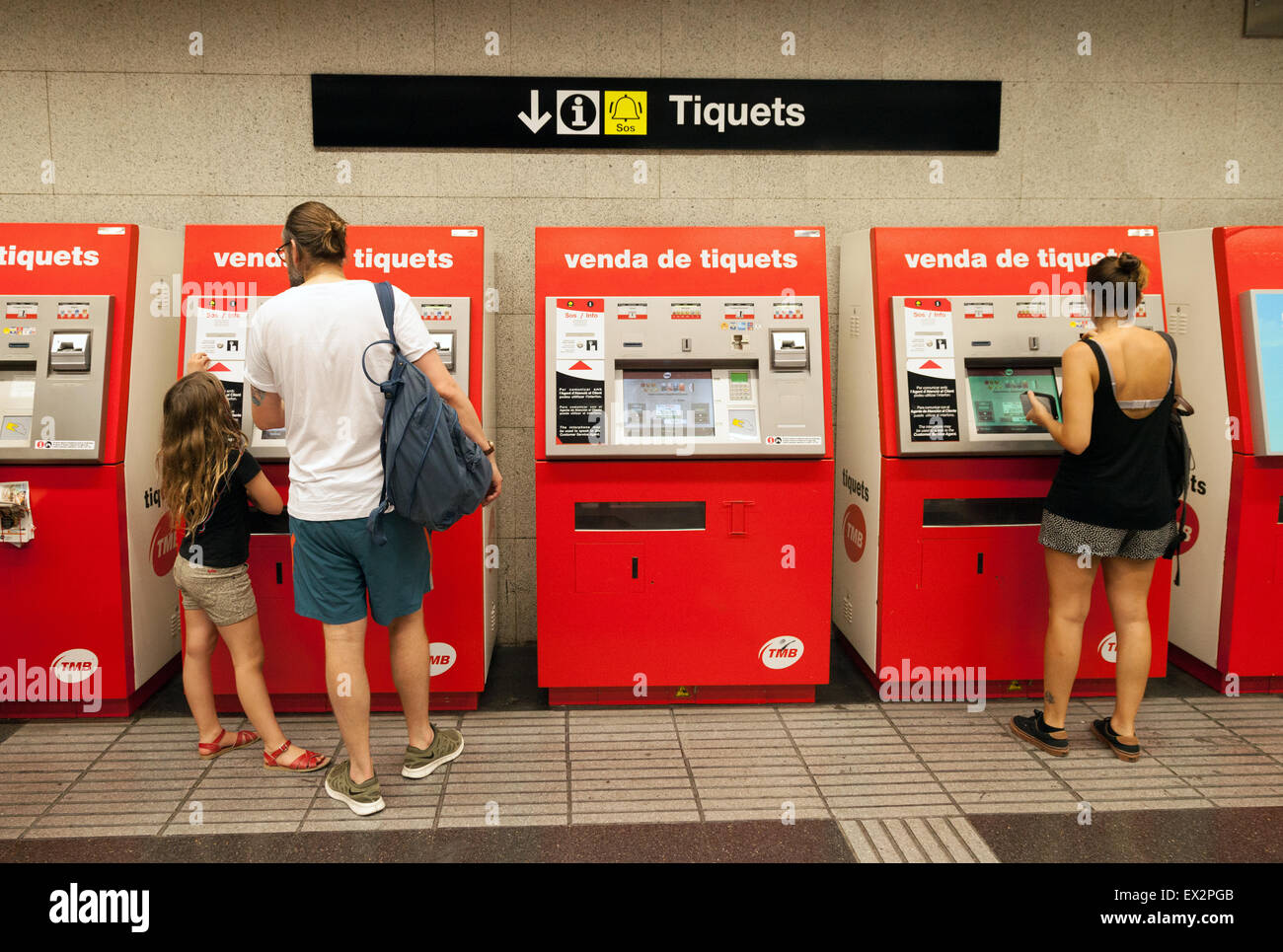Les personnes qui achètent des billets à la station de métro de Barcelone, Barcelone, Espagne Europe Banque D'Images