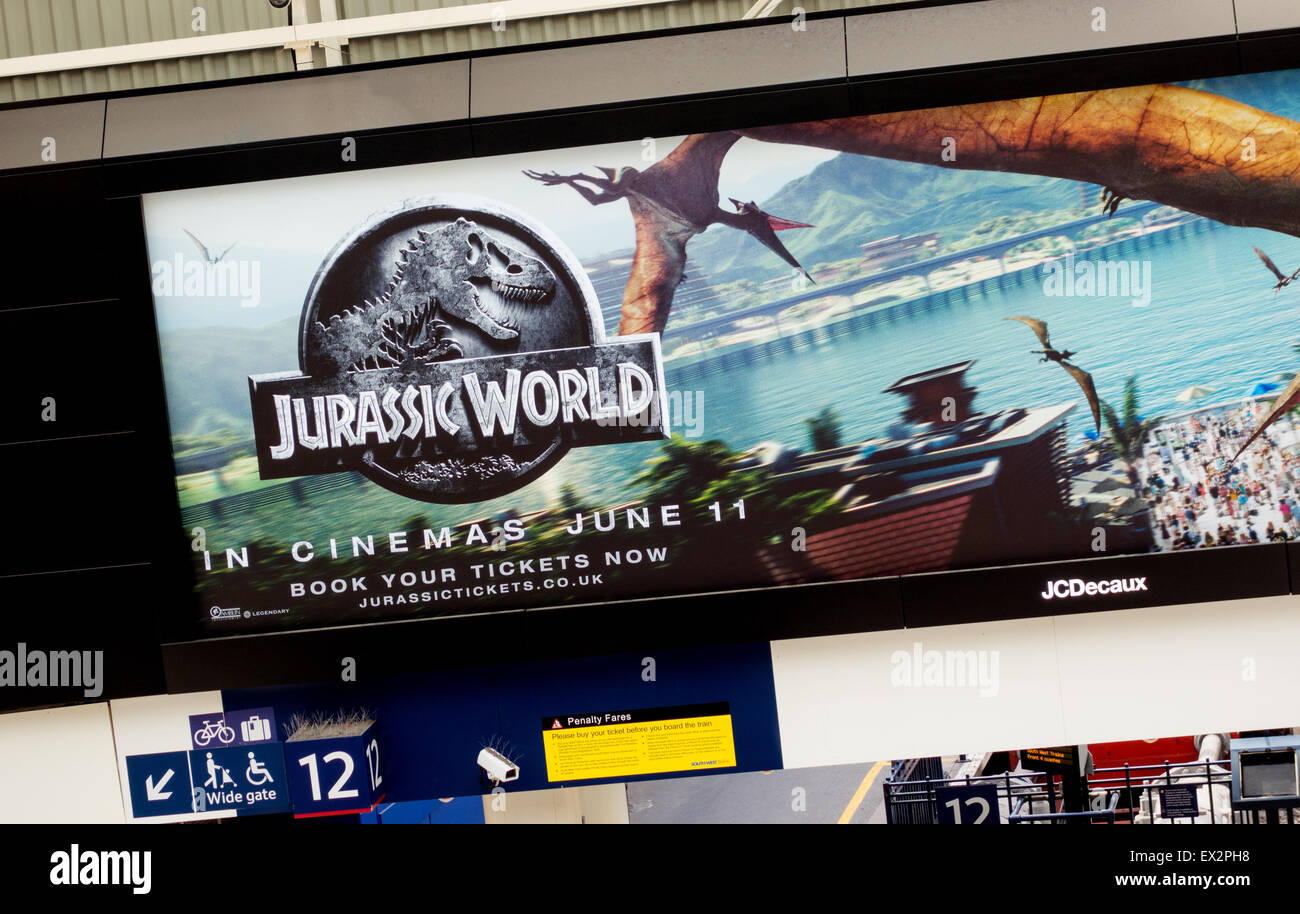 Un panneau publicitaire affiche pour le film Jurassic World, la gare de Waterloo, Londres UK Banque D'Images