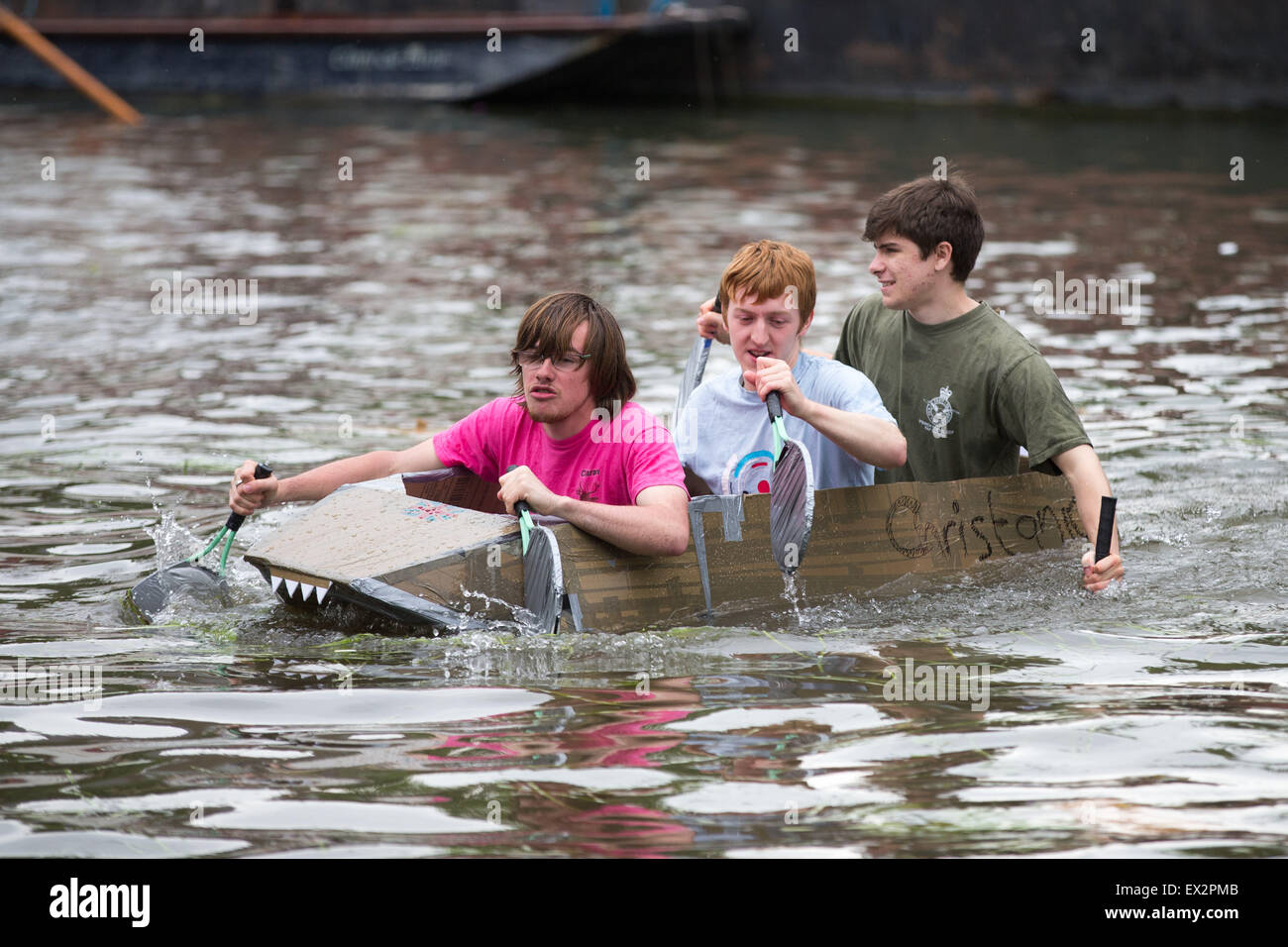 Les étudiants de l'Université de Cambridge sur la rivière Cam prenant part à des courses de bateaux en carton Suicide dimanche pour célébrer la fin des examens. Banque D'Images