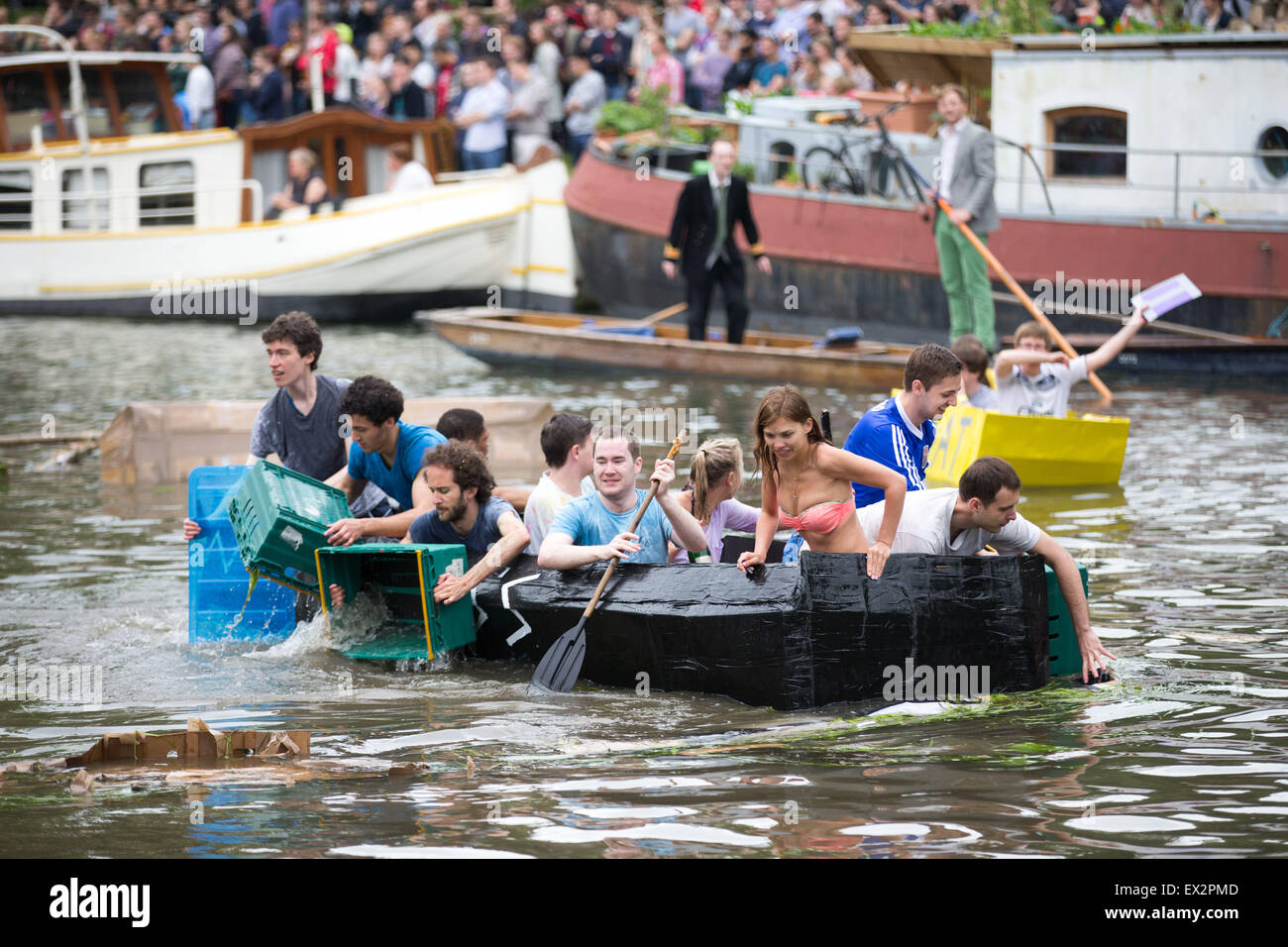 Les étudiants de l'Université de Cambridge sur la rivière Cam prenant part à des courses de bateaux en carton Suicide dimanche pour célébrer la fin des examens. Banque D'Images