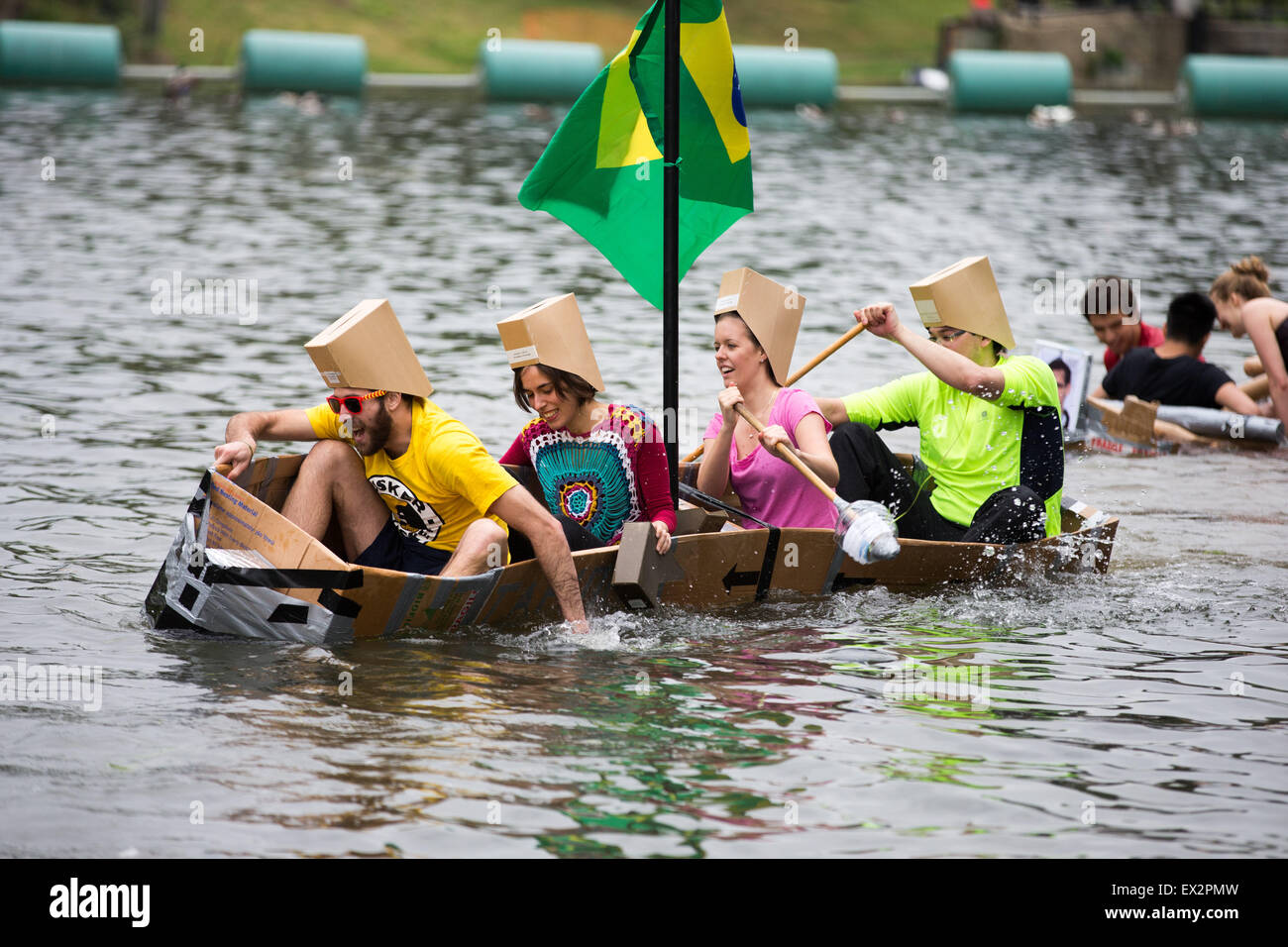 Les étudiants de l'Université de Cambridge sur la rivière Cam prenant part à des courses de bateaux en carton Suicide dimanche pour célébrer la fin des examens. Banque D'Images