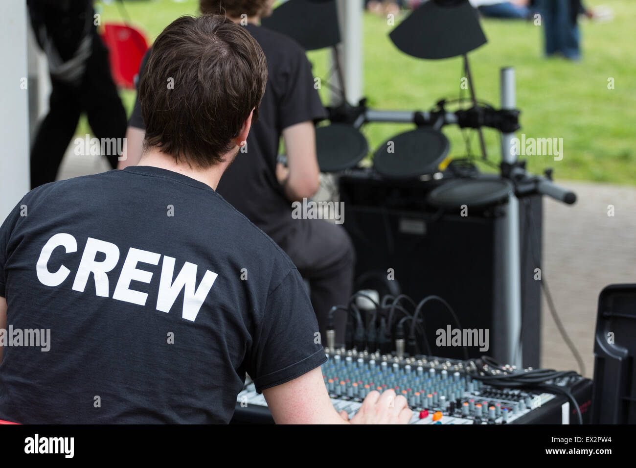 Un ingénieur du son du groupe rock weras un t-shirt à lire 'Crew' Banque D'Images