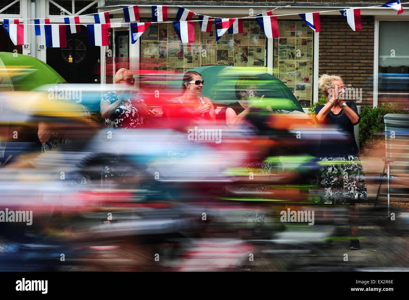 Utrecht, Pays-Bas. 5. Juillet, 2015. Amateurs de vélo saluer les coureurs qui passent à travers les rues d'Utrecht pendant la deuxième étape du Tour de France aux Pays-Bas. Photo : Miroslav Dakov/ Alamy Live News Banque D'Images