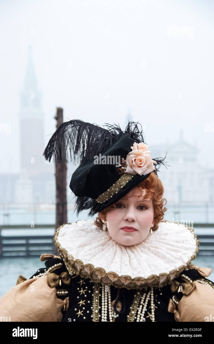 Femme non identifiée avec masque de carnaval de Venise à Venise, Italie. Banque D'Images