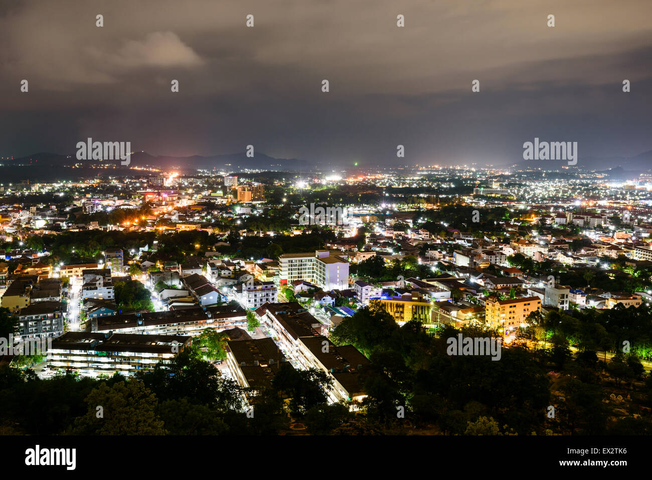 High angle view city at night sky de point de vue de Khao Rang est une ville touristique près de la mer sur l'île Big de Phuket province in th Banque D'Images