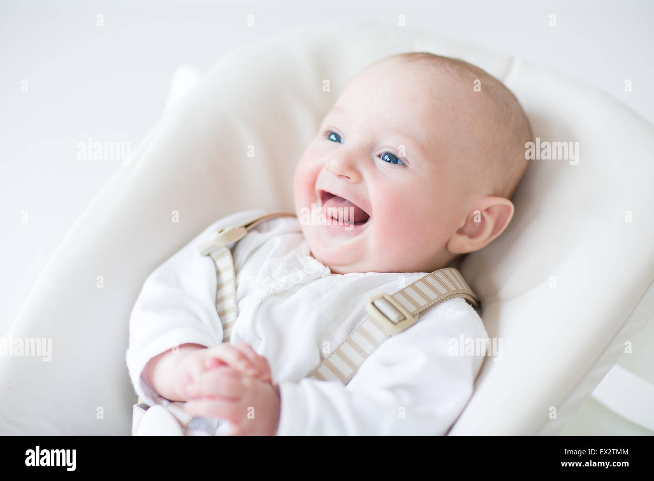 Rires De Bebe Mignon Garcon Assis Sur Une Chaise Haute En Attente Pour Le Dejeuner Photo Stock Alamy