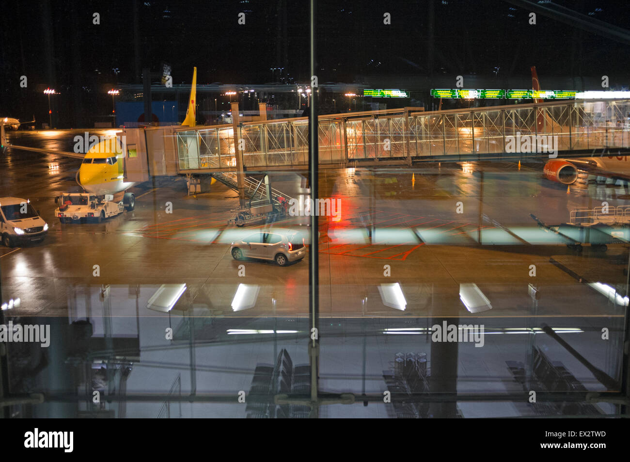 L'aéroport de Cologne/Bonn la nuit, Cologne, Allemagne. Banque D'Images