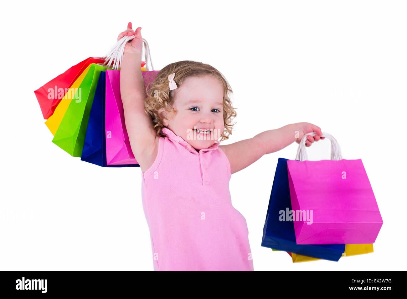 Petite fille dans une robe rose holding colorful shopping bags. Enfant dans  un magasin acheter des vêtements. Vente dans un magasin. Les enfants avec l' achat Photo Stock - Alamy