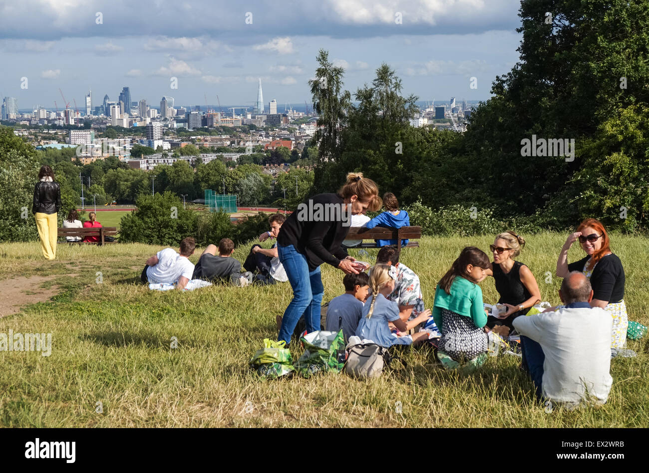 Londoniens appréciant un après-midi ensoleillé au sommet de Parliament Hill, Hampstead Heath à Londres, Angleterre Royaume-Uni Banque D'Images