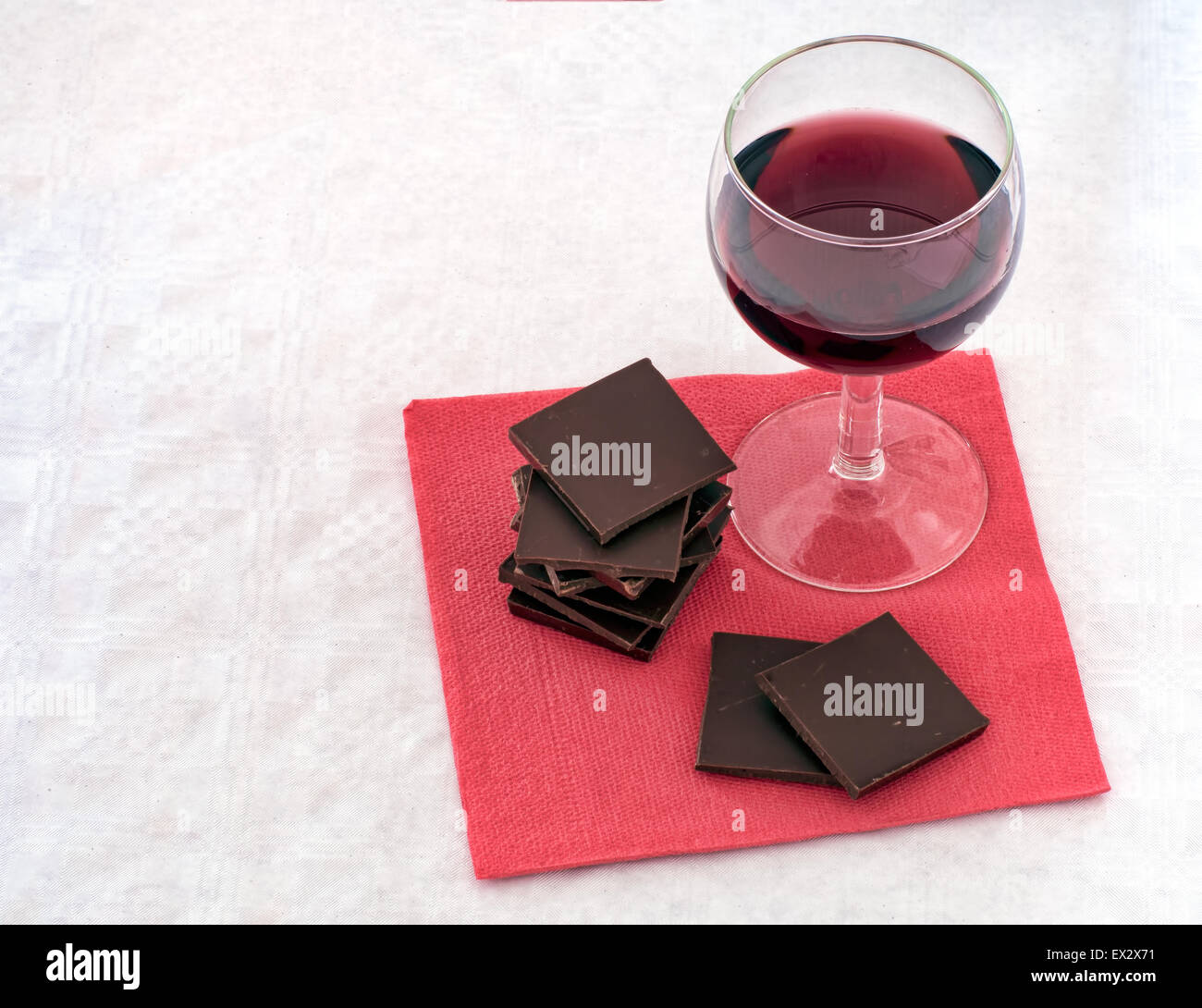 Coeur en santé alimentation. Le vin rouge et le chocolat noir. Banque D'Images