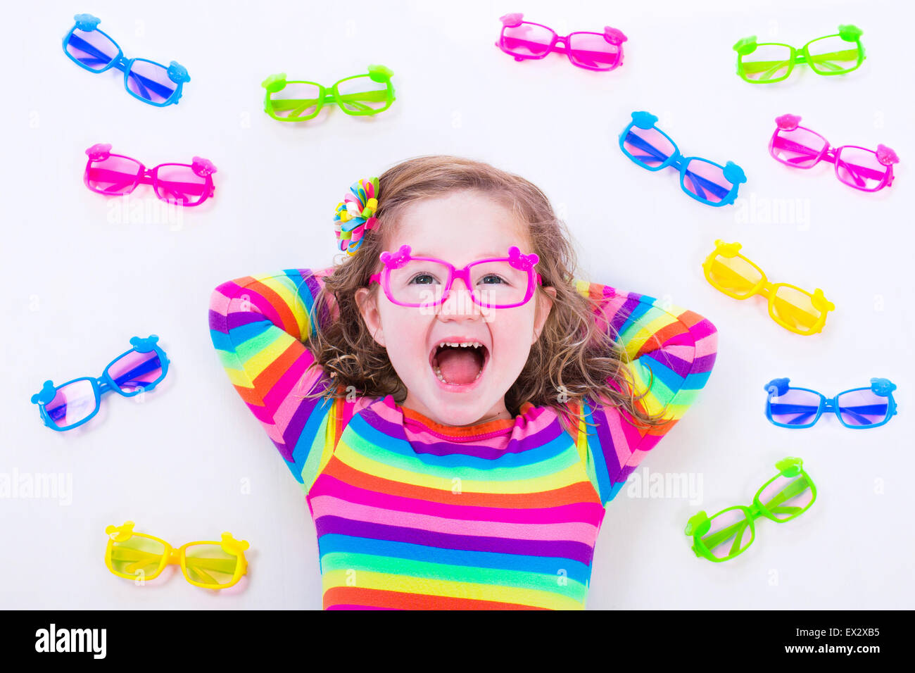 Enfant portant des lunettes. Protection des yeux pour les enfants. Petite  fille Choisir des lunettes. Objectif et cadre coloré choix pour les enfants  Photo Stock - Alamy