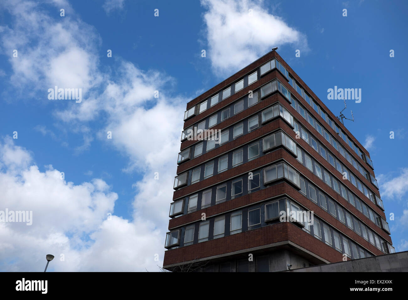 Bloc de bureau grand ciel bleu nuages blancs business Banque D'Images